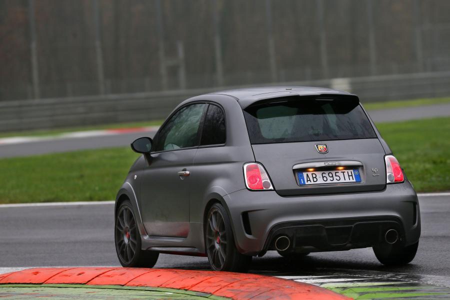  Abarth 695 Biposto 2014 года  (фото 16 из 32)